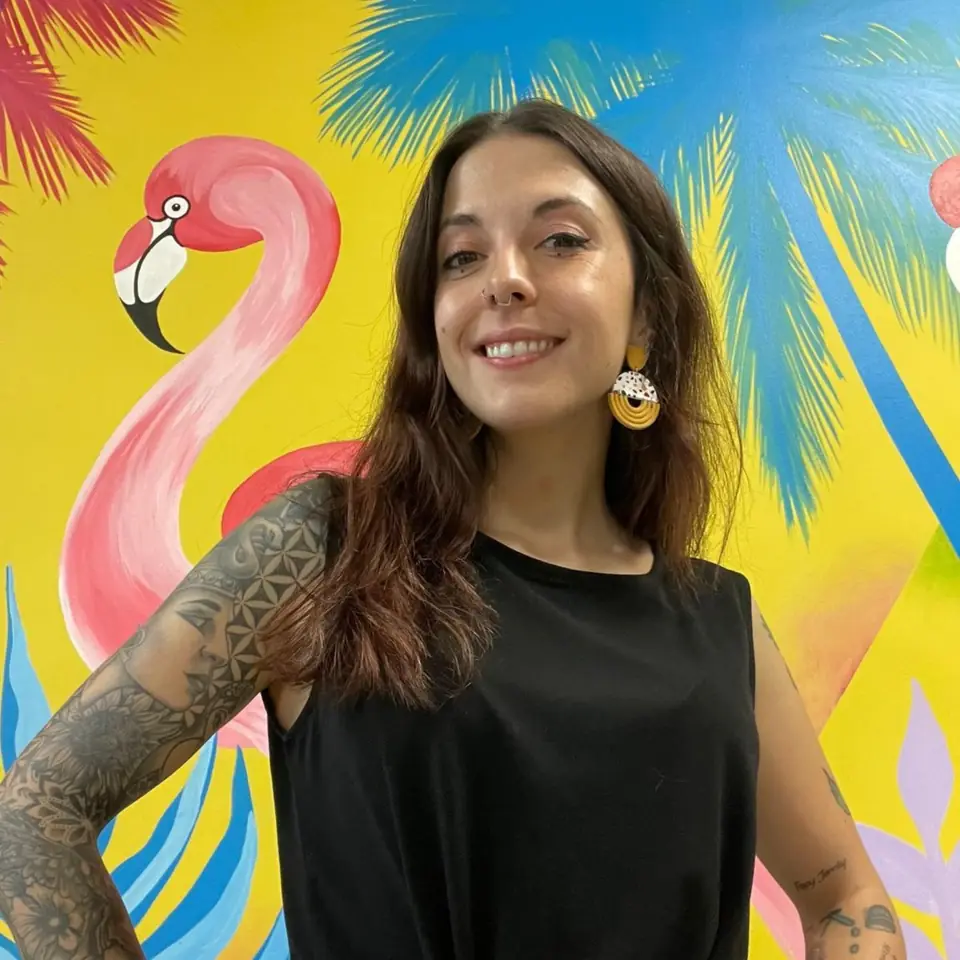 Vero, dueña de Bananna Tattoo, delante del mural del estudio.